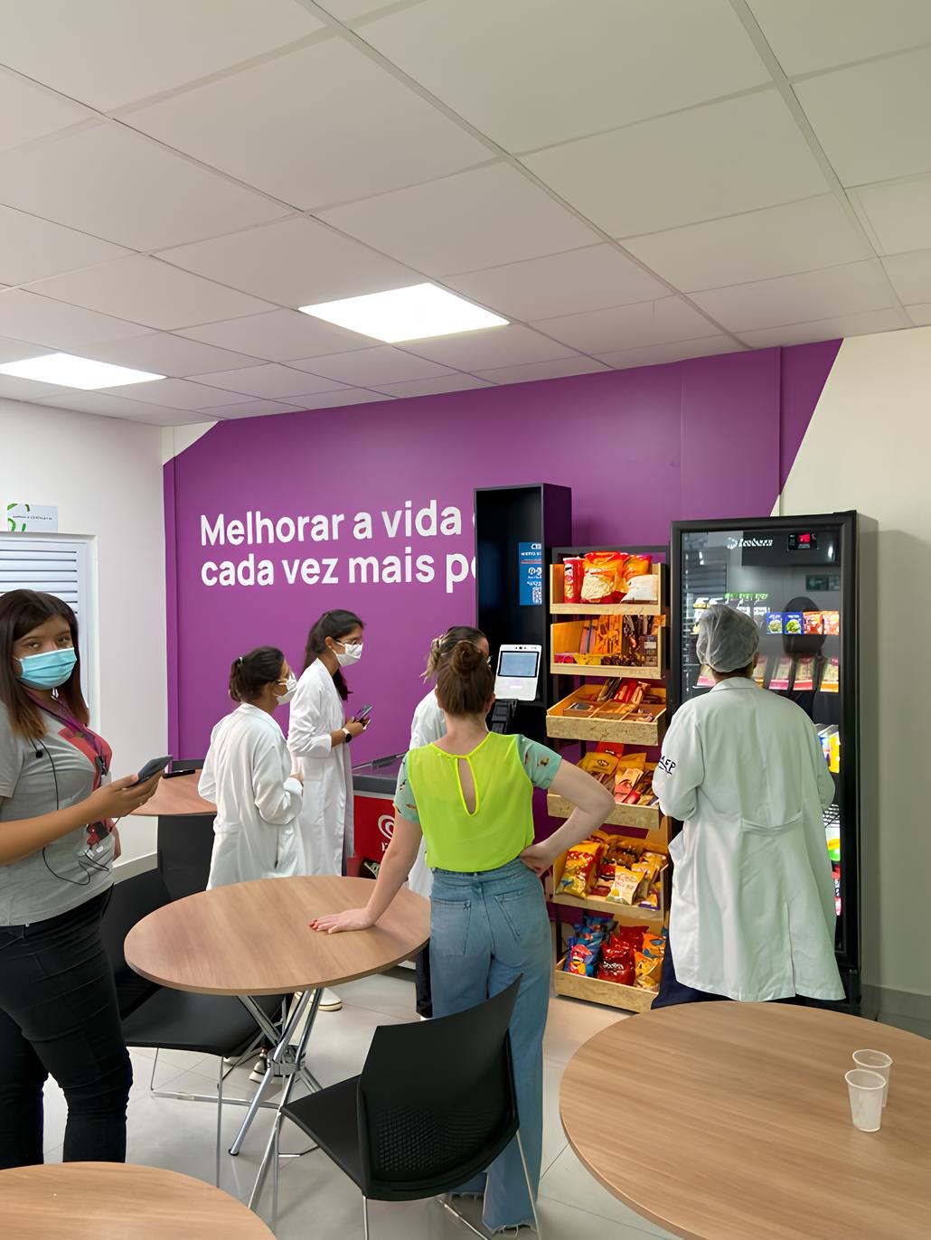 Profissionais da saúde utilizando Ponto Mart em ambiente hospitalar